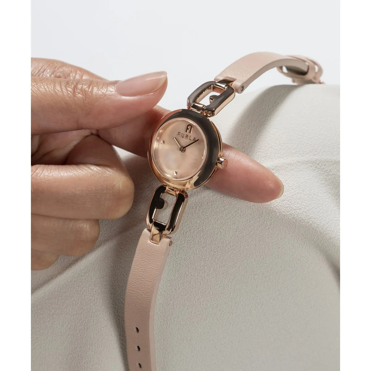 Elegante Roségoldfarbene Uhr