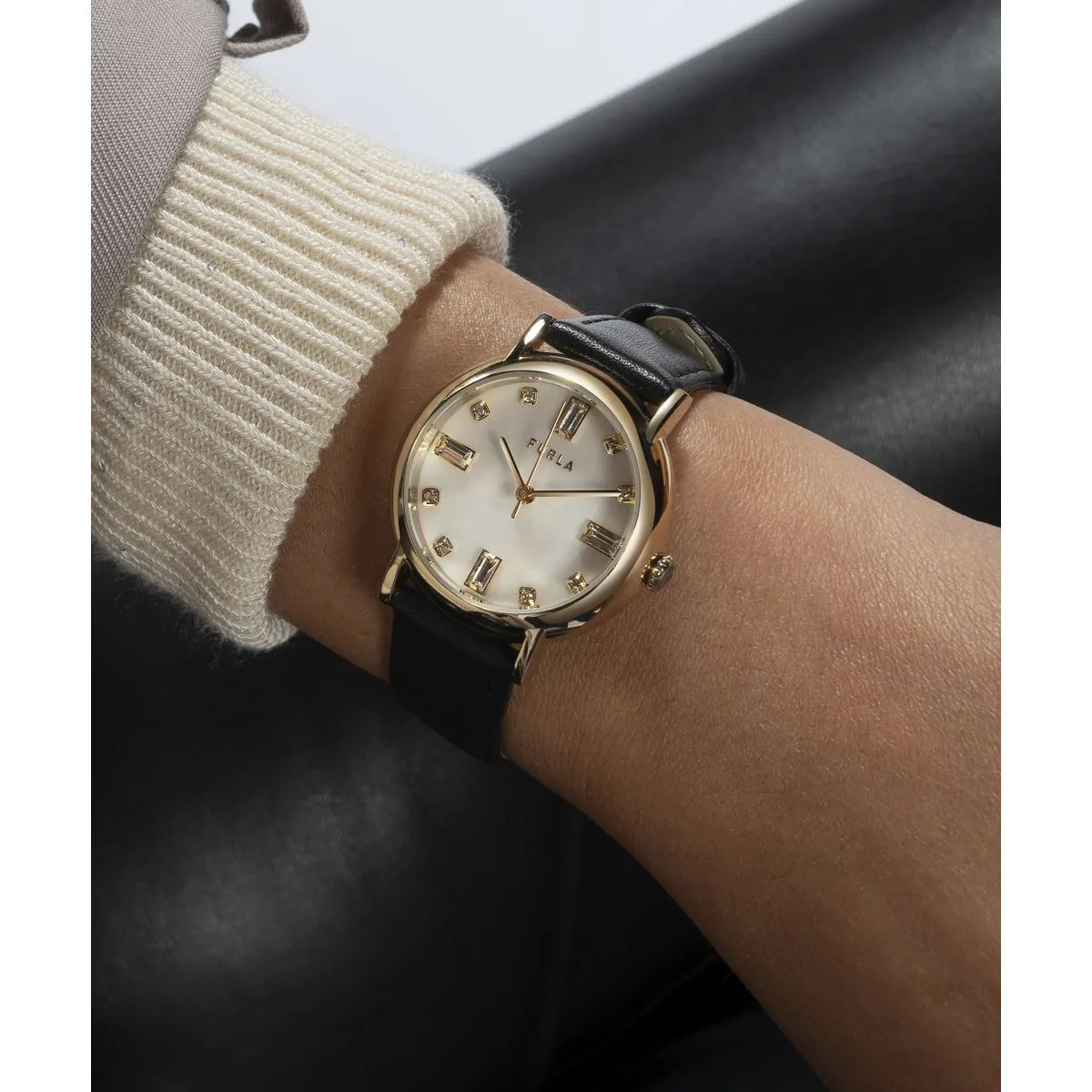 Minimalistische analoge Uhr mit Lederarmband
