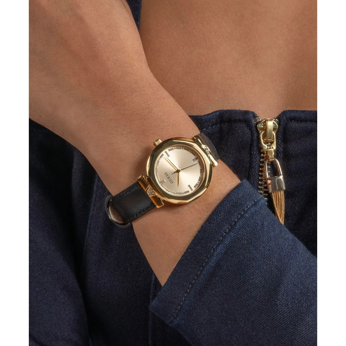 Goldfarbene Damenuhr mit schwarzem Lederarmband