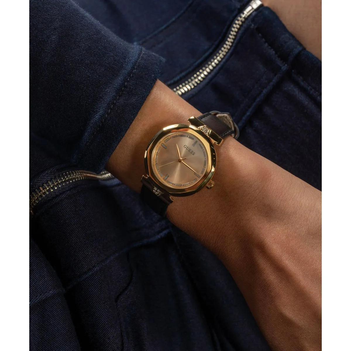 Goldfarbene Damenuhr mit schwarzem Lederarmband