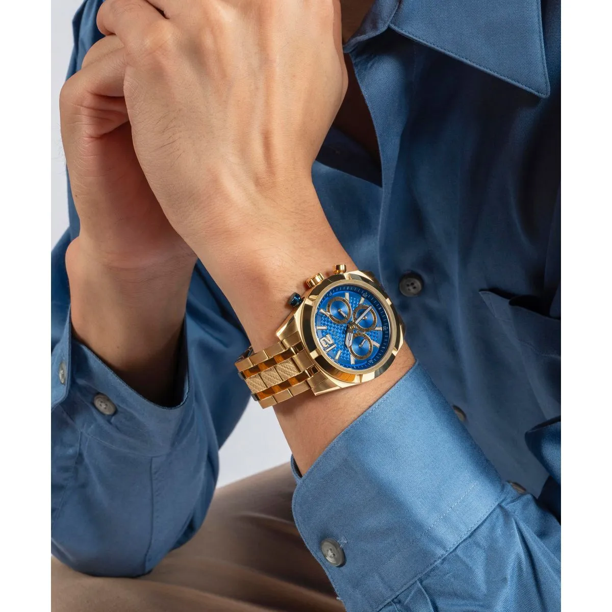 Goldfarbene Multifunktions-Armbanduhr mit blauem Zifferblatt