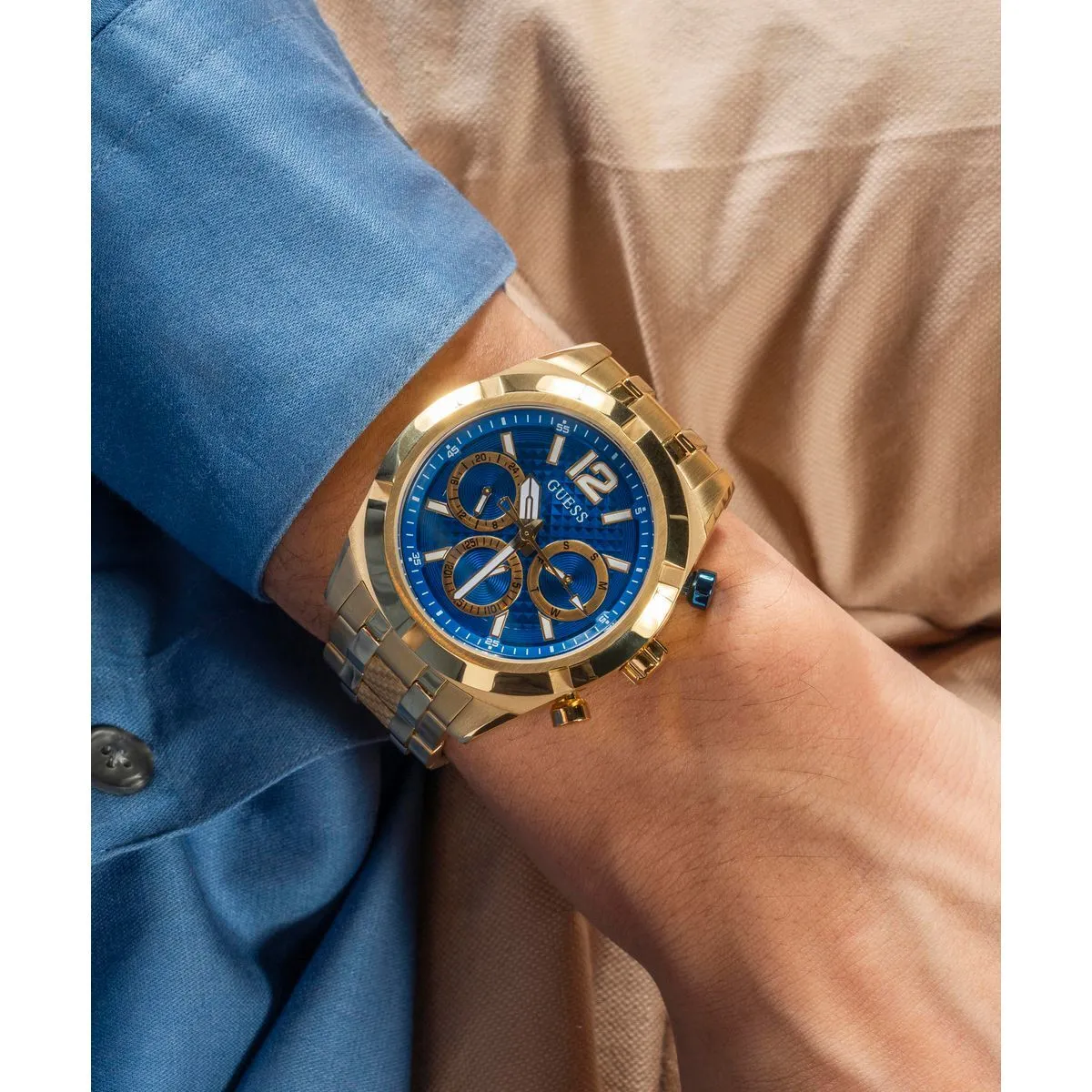 Goldfarbene Multifunktions-Armbanduhr mit blauem Zifferblatt