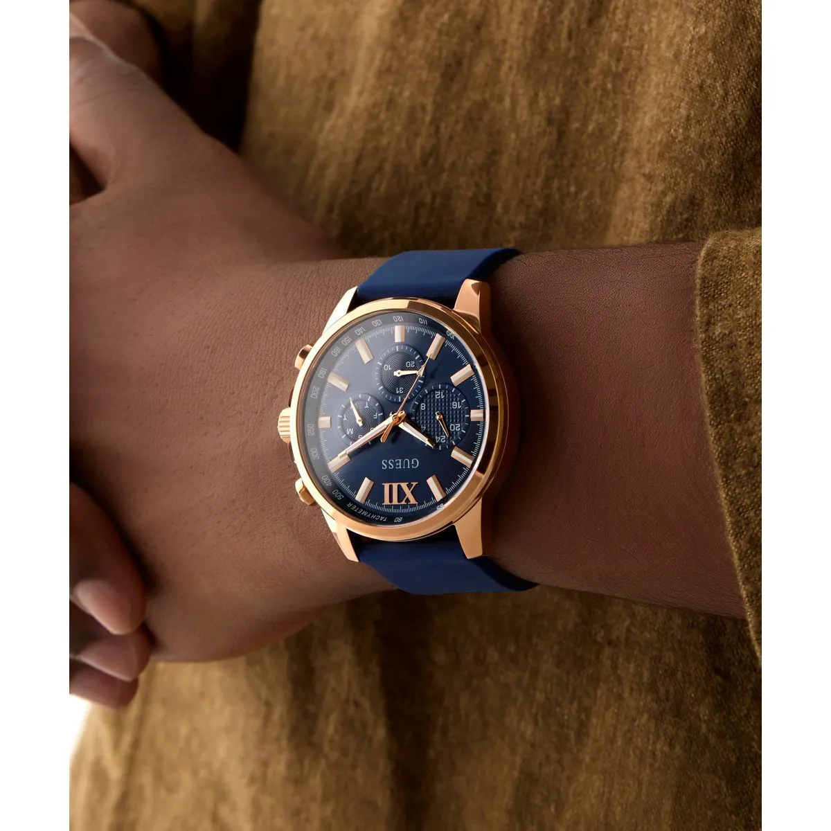 Chronographenuhr mit blauem Silikonband