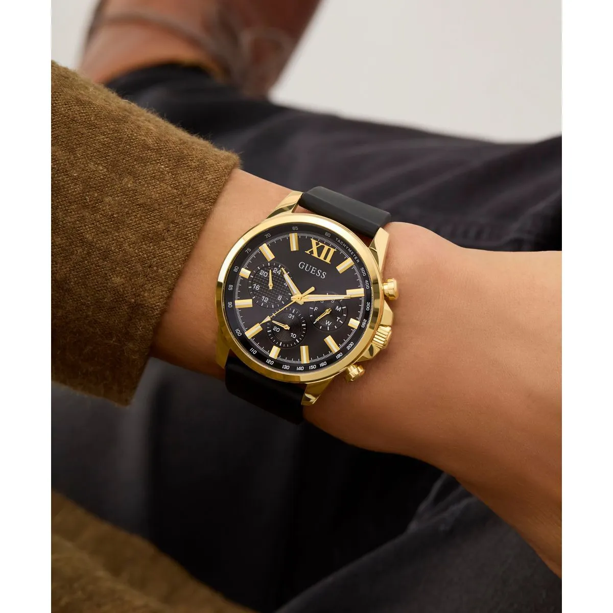 Schwarz-goldene Chronographenuhr
