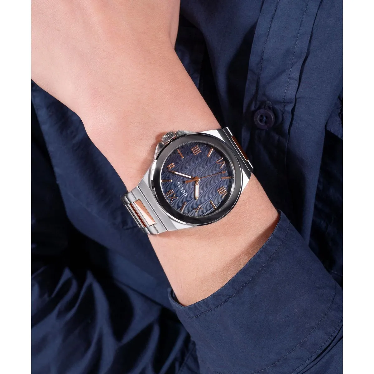 Moderne zweifarbige Armbanduhr
