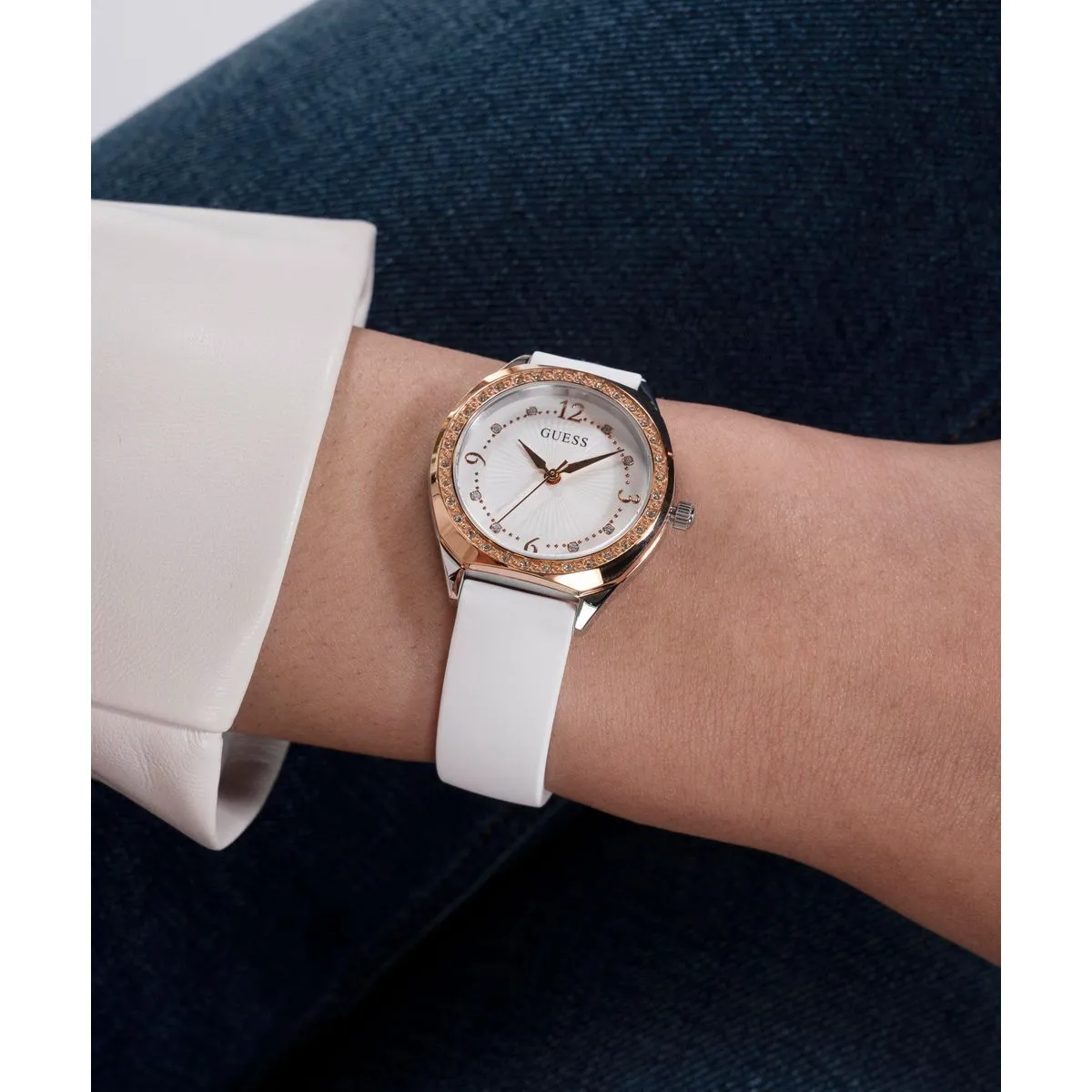 Elegante Uhr mit Kristalllünette und weißem Armband