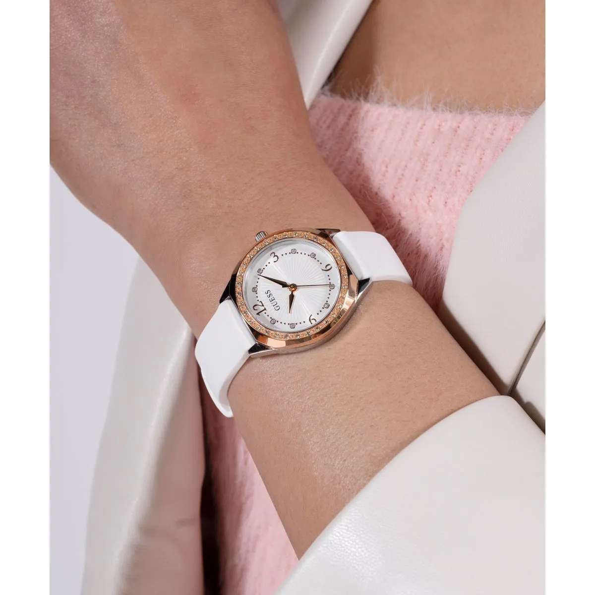 Elegante Uhr mit Kristalllünette und weißem Armband