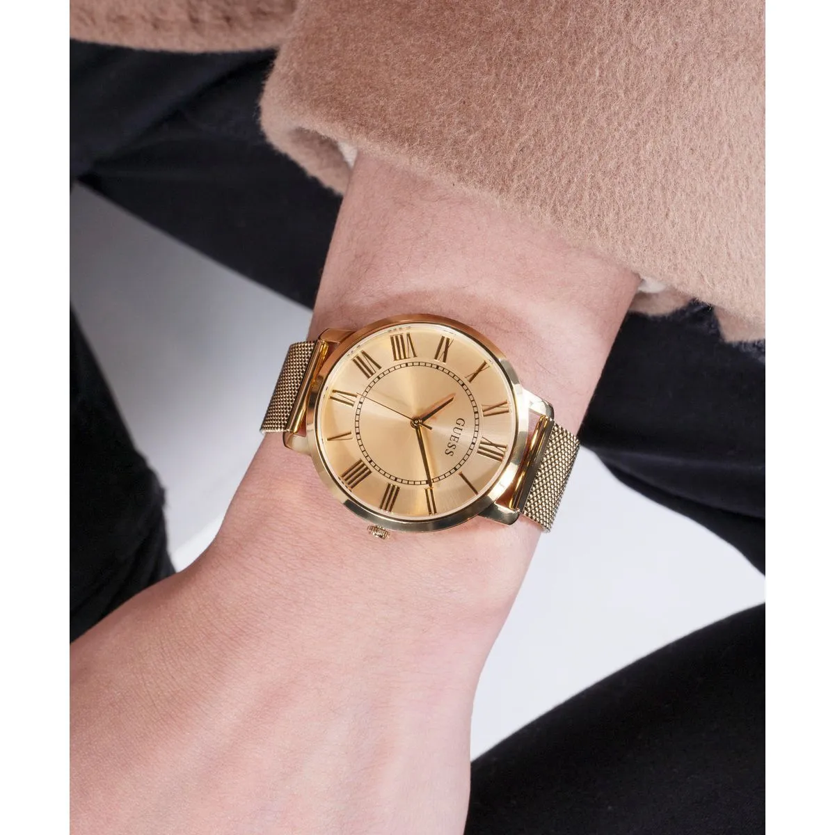 Elegante goldfarbene Mesh-Armbanduhr