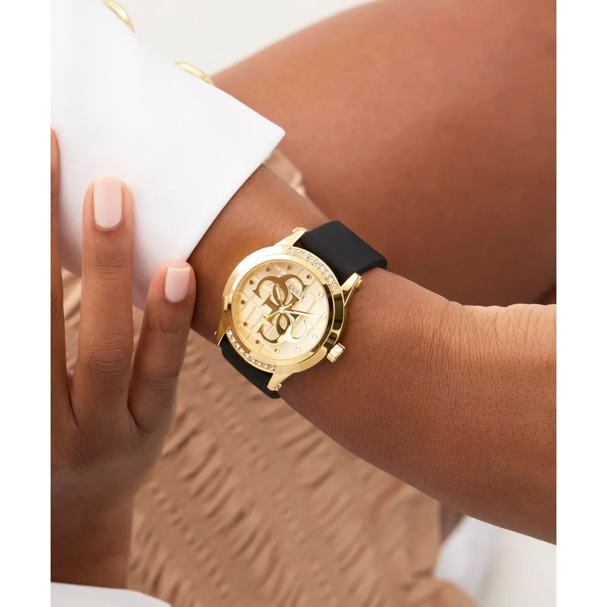 Goldfarbene Uhr mit schwarzem Silikonarmband