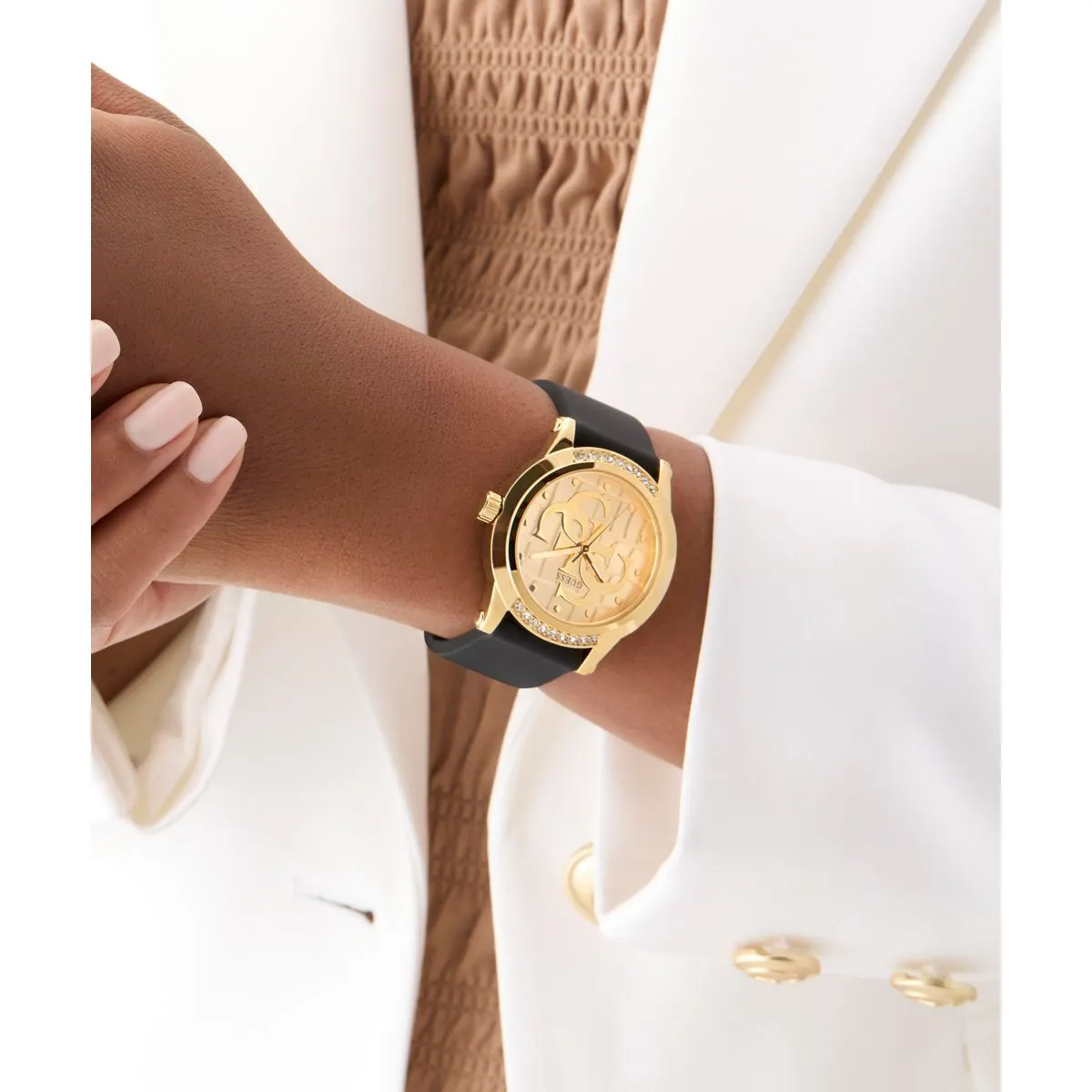 Goldfarbene Uhr mit schwarzem Silikonarmband