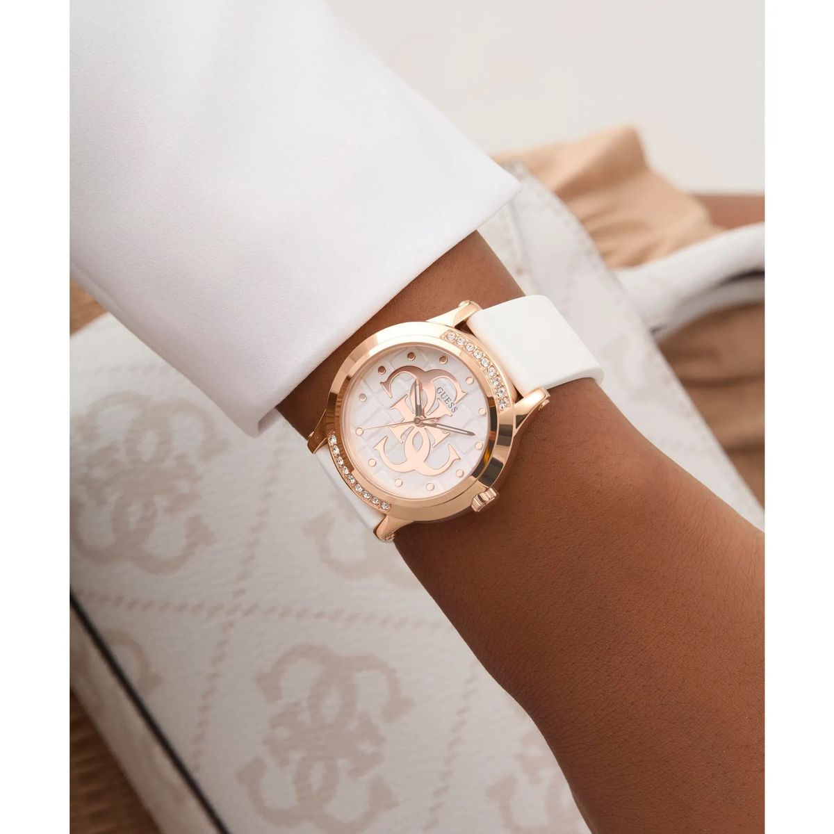 Roségoldfarbene Uhr mit weißem Armband