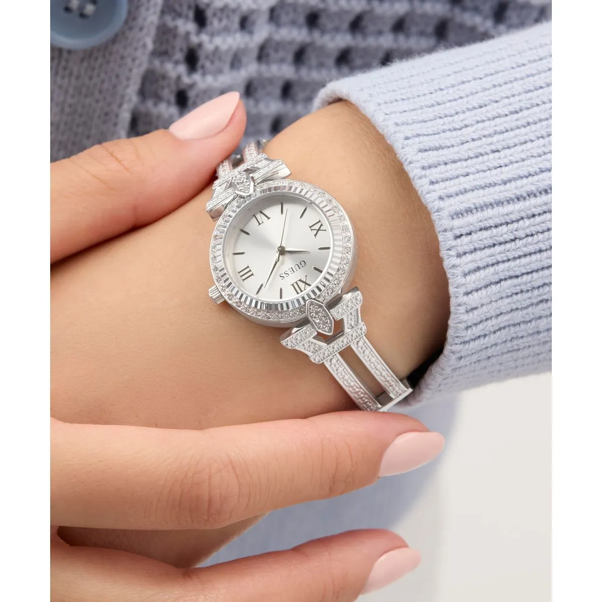 Elegante silberfarbene Uhr mit Kristallakzenten