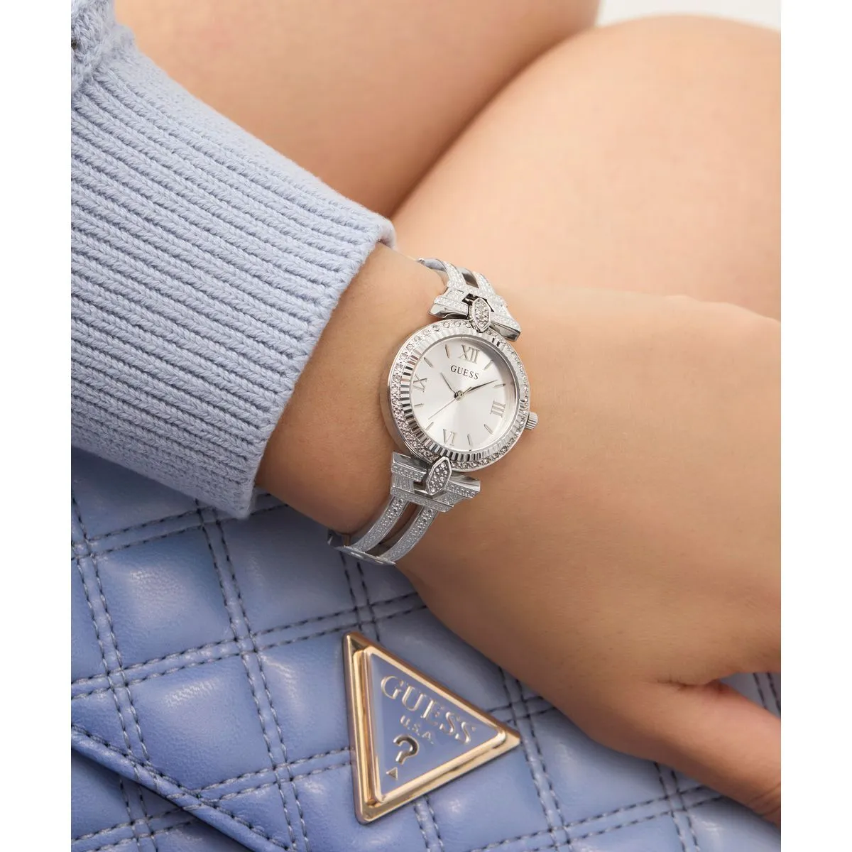 Elegante silberfarbene Uhr mit Kristallakzenten