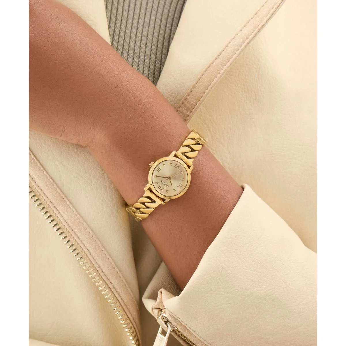 Goldfarbene Armbanduhr mit Kettenarmband