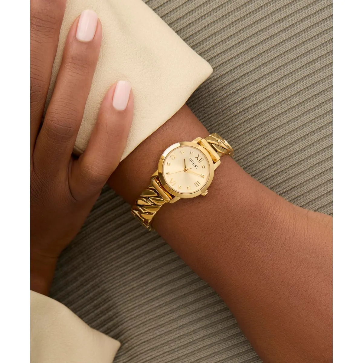 Goldfarbene Armbanduhr mit Kettenarmband