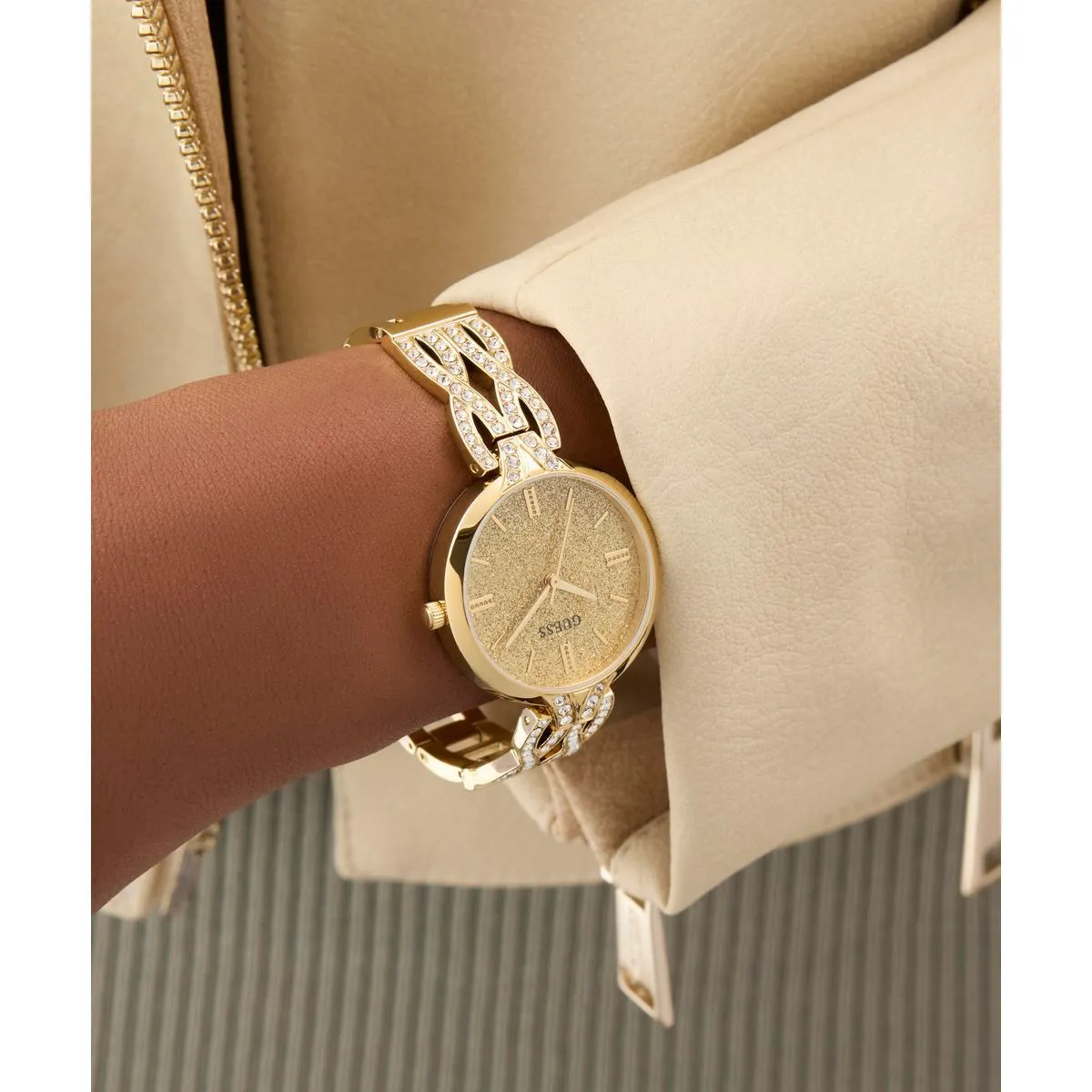 Funkelnde goldfarbene Armbanduhr