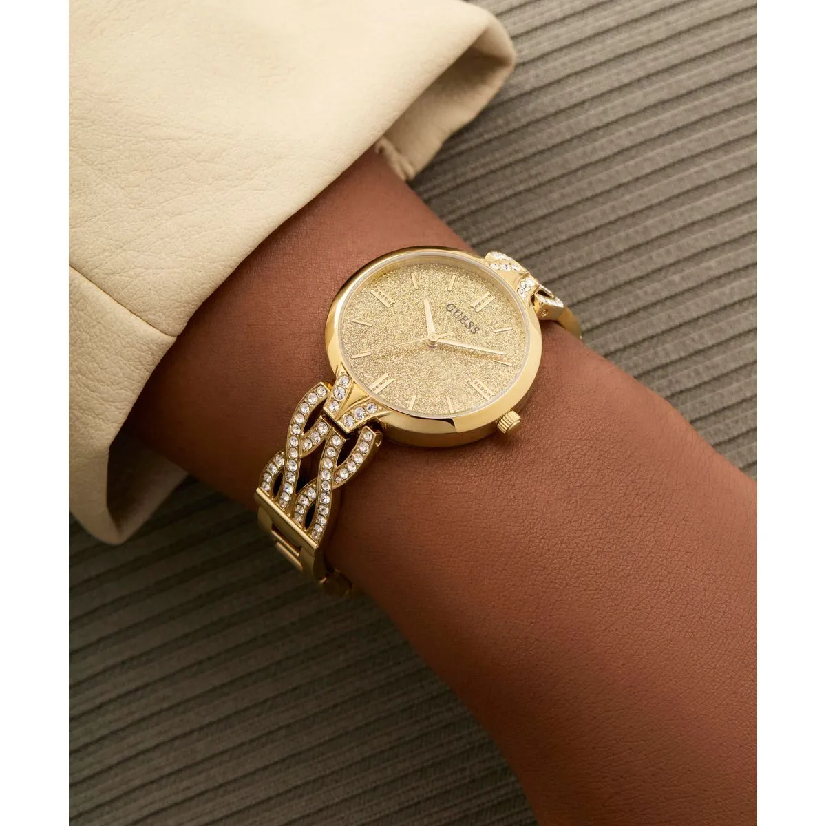 Funkelnde goldfarbene Armbanduhr