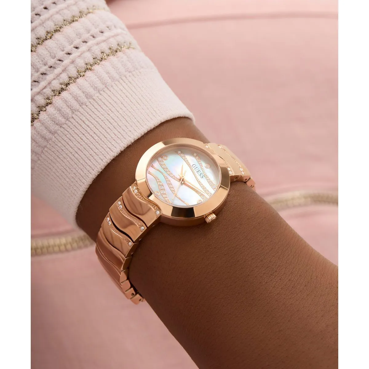 Roségoldene Armbanduhr aus Edelstahl