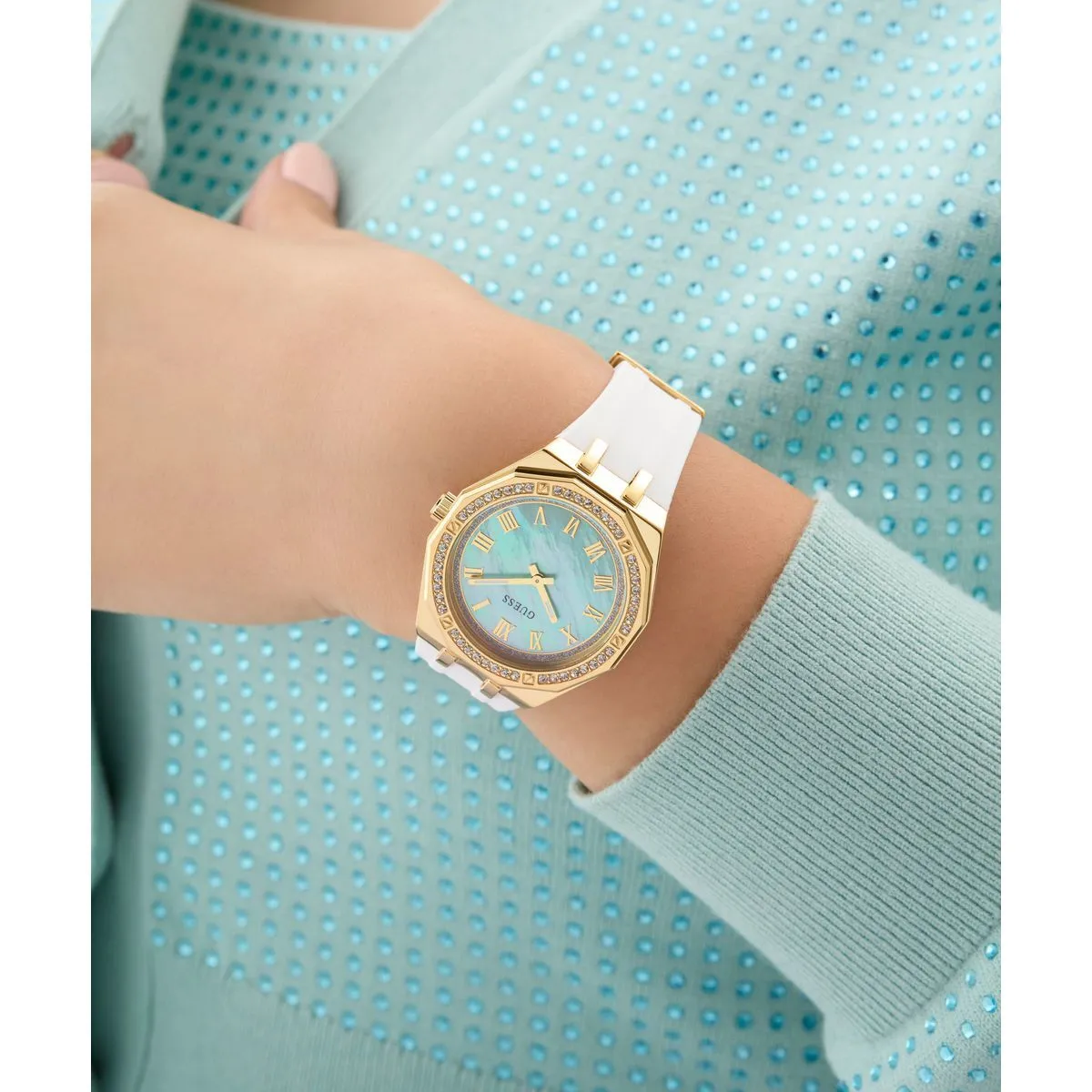 Elegante goldfarbene Uhr mit weißem Band