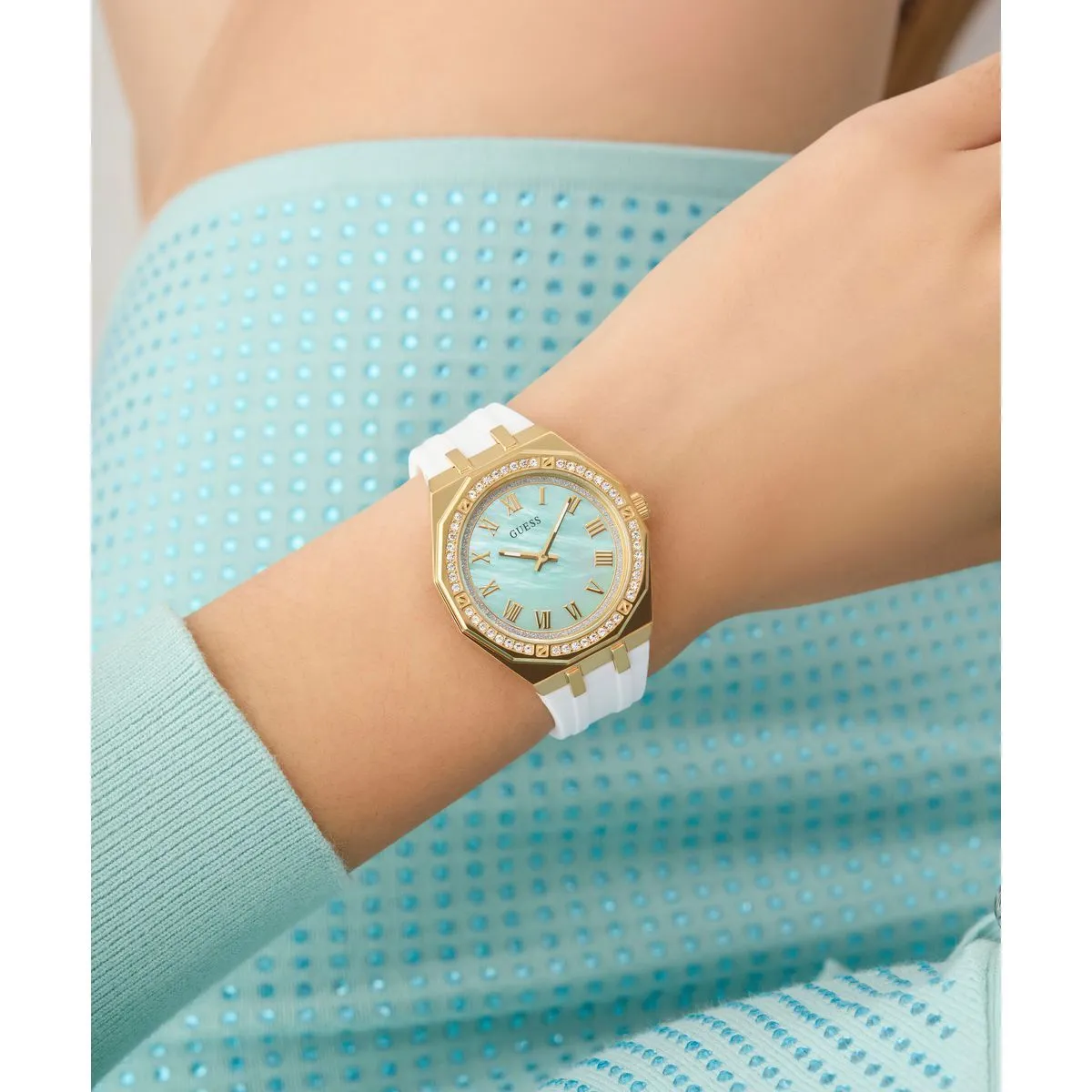 Elegante goldfarbene Uhr mit weißem Band