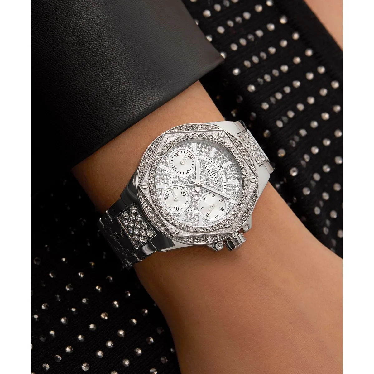 Silberfarbene Chronographenuhr mit Kristallakzenten