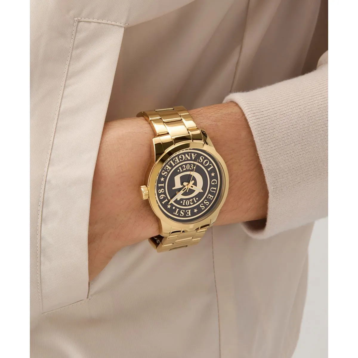 Goldfarbene Armbanduhr mit Logo-Zifferblatt