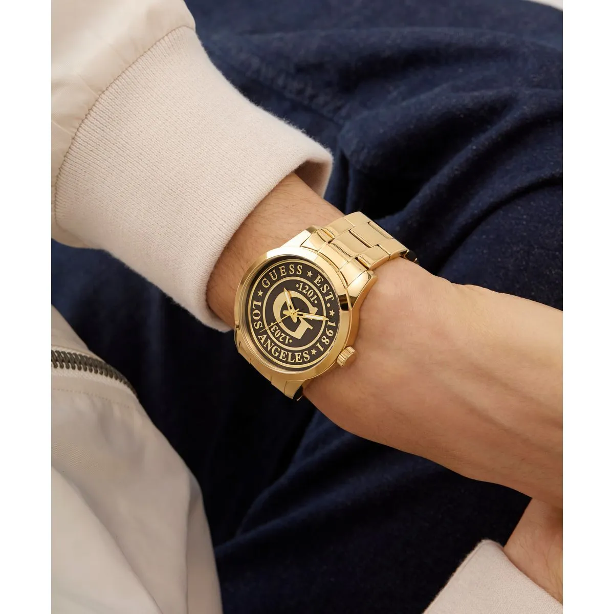 Goldfarbene Armbanduhr mit Logo-Zifferblatt