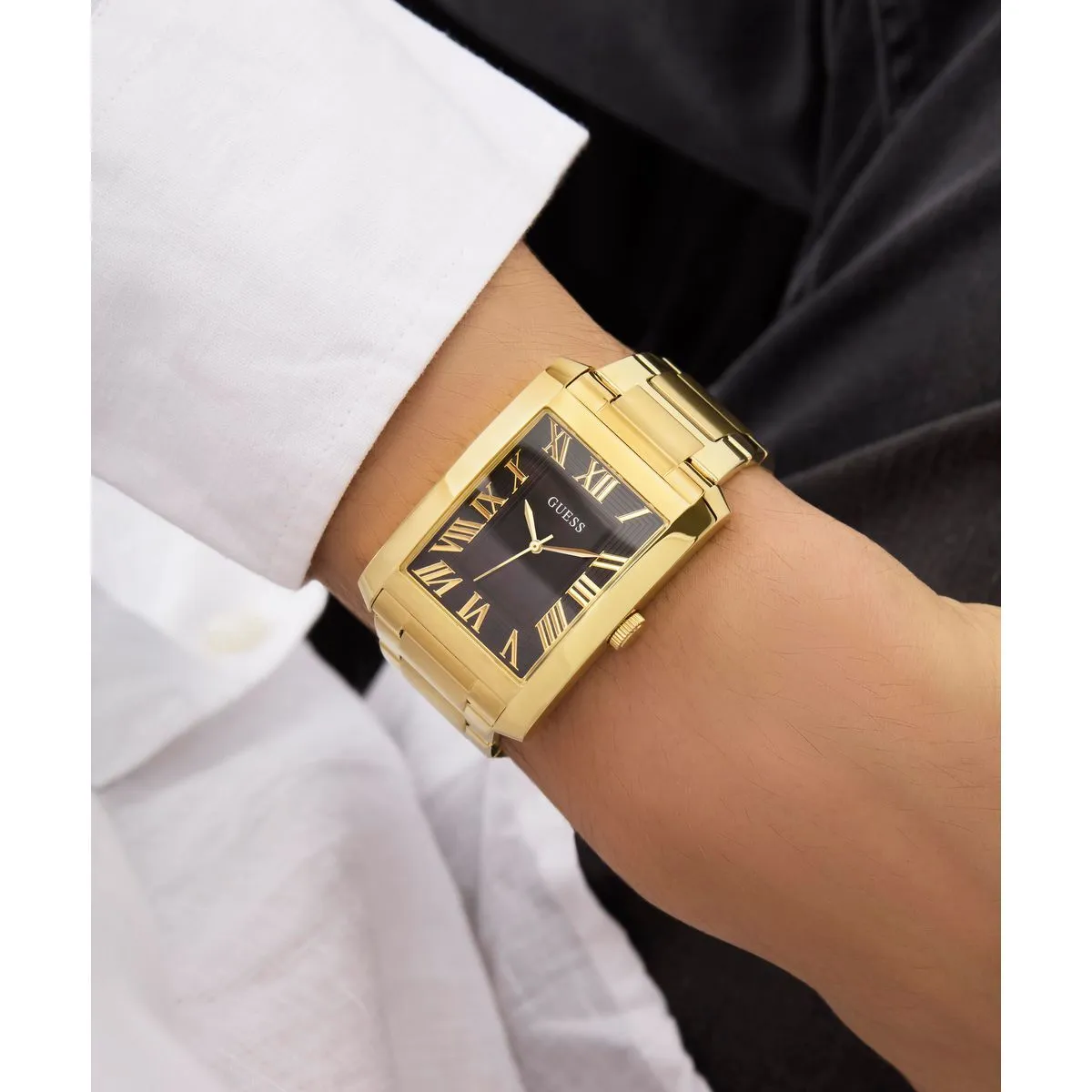 Goldfarbene rechteckige Uhr mit schwarzem Zifferblatt