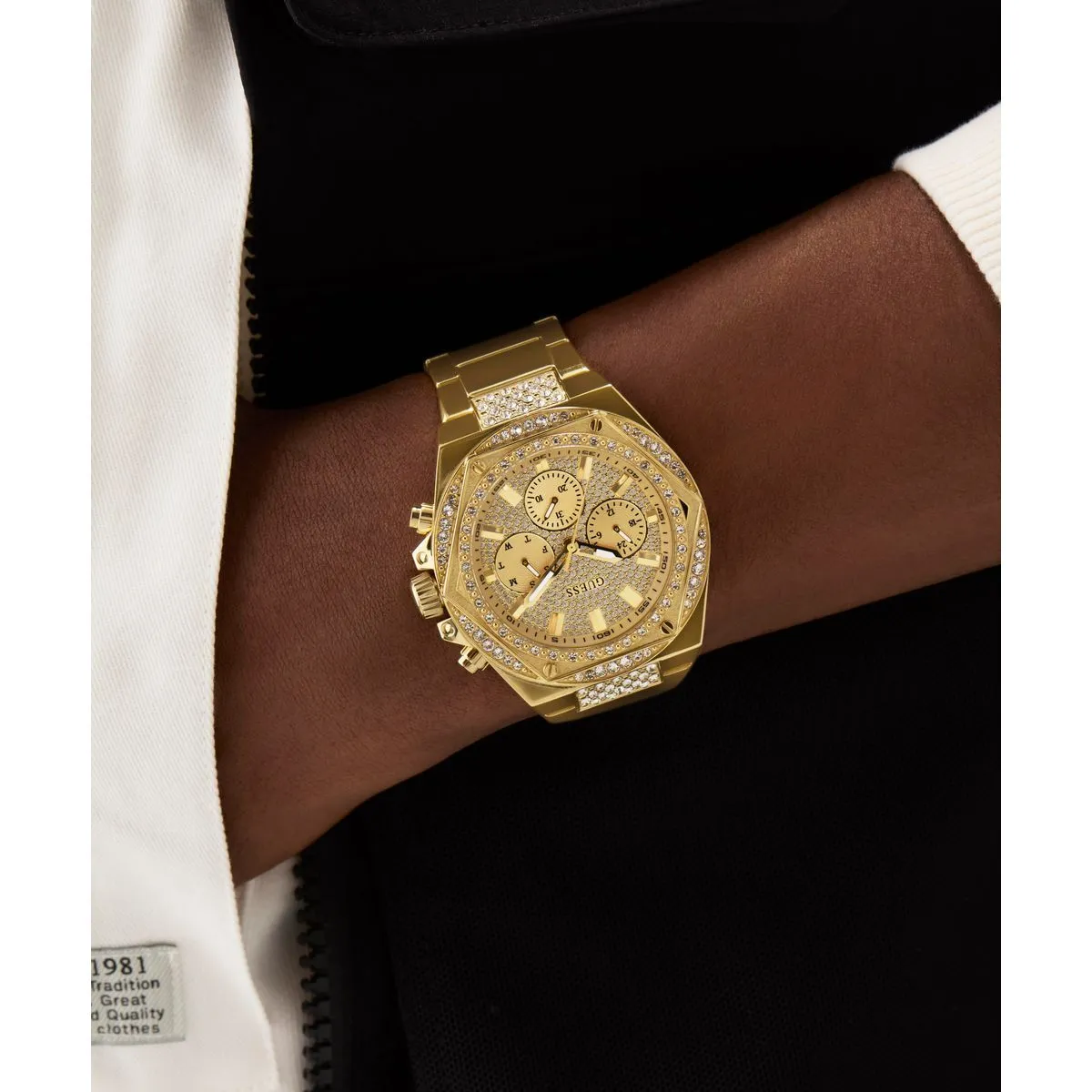 Goldfarbene Chronograph-Uhr mit Kristallakzenten
