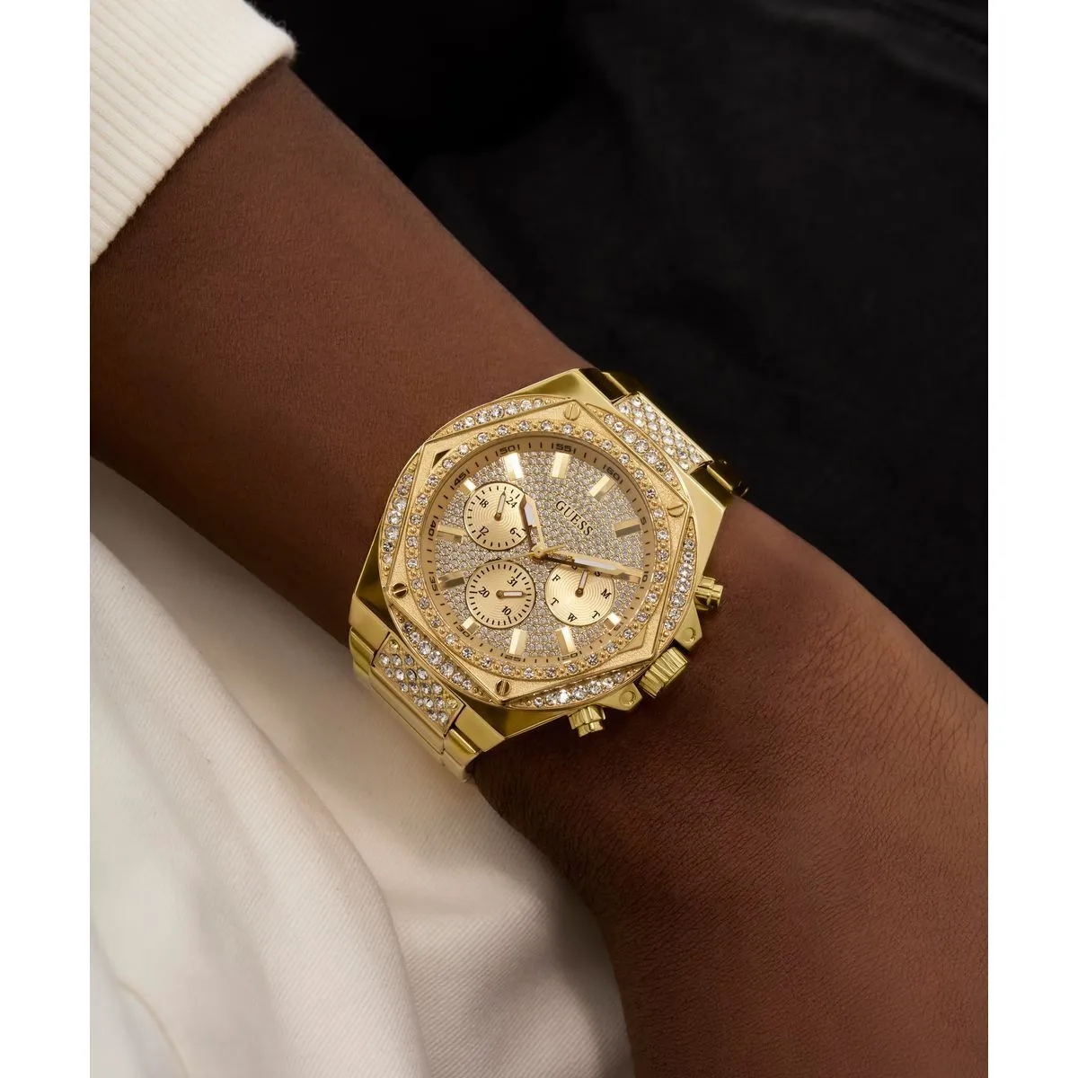 Goldfarbene Chronograph-Uhr mit Kristallakzenten