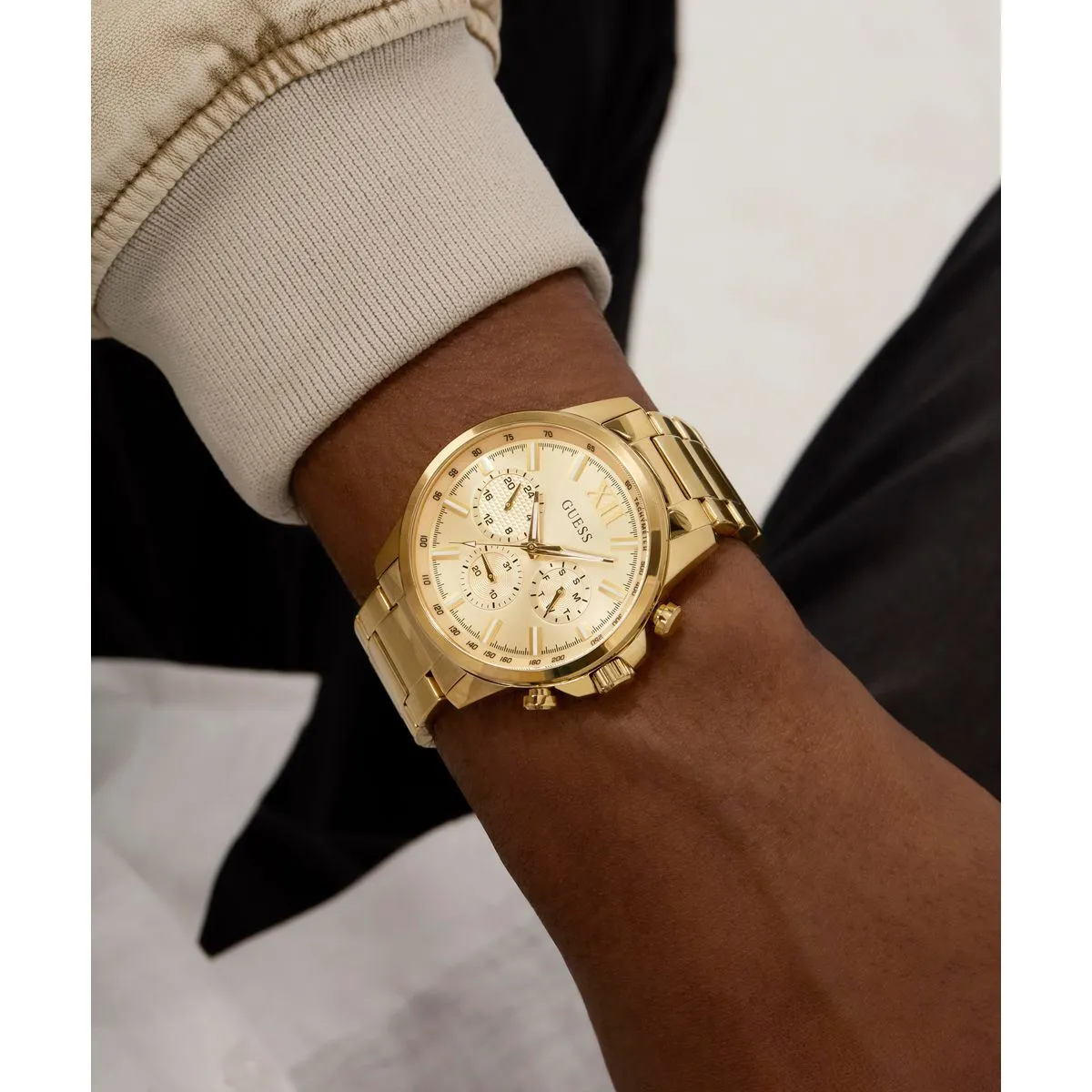 Klassische goldene Chronographenuhr mit Armband