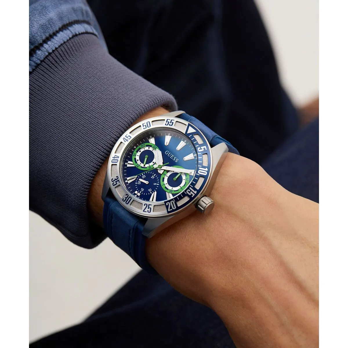 Blaue und silberne Casual-Armbanduhr