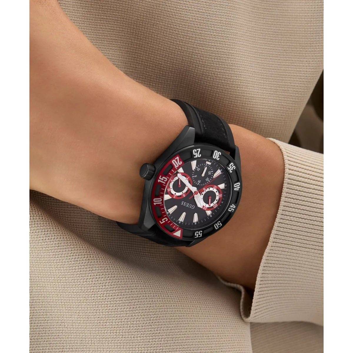 Schwarze Chronograph-Uhr mit roten Akzenten