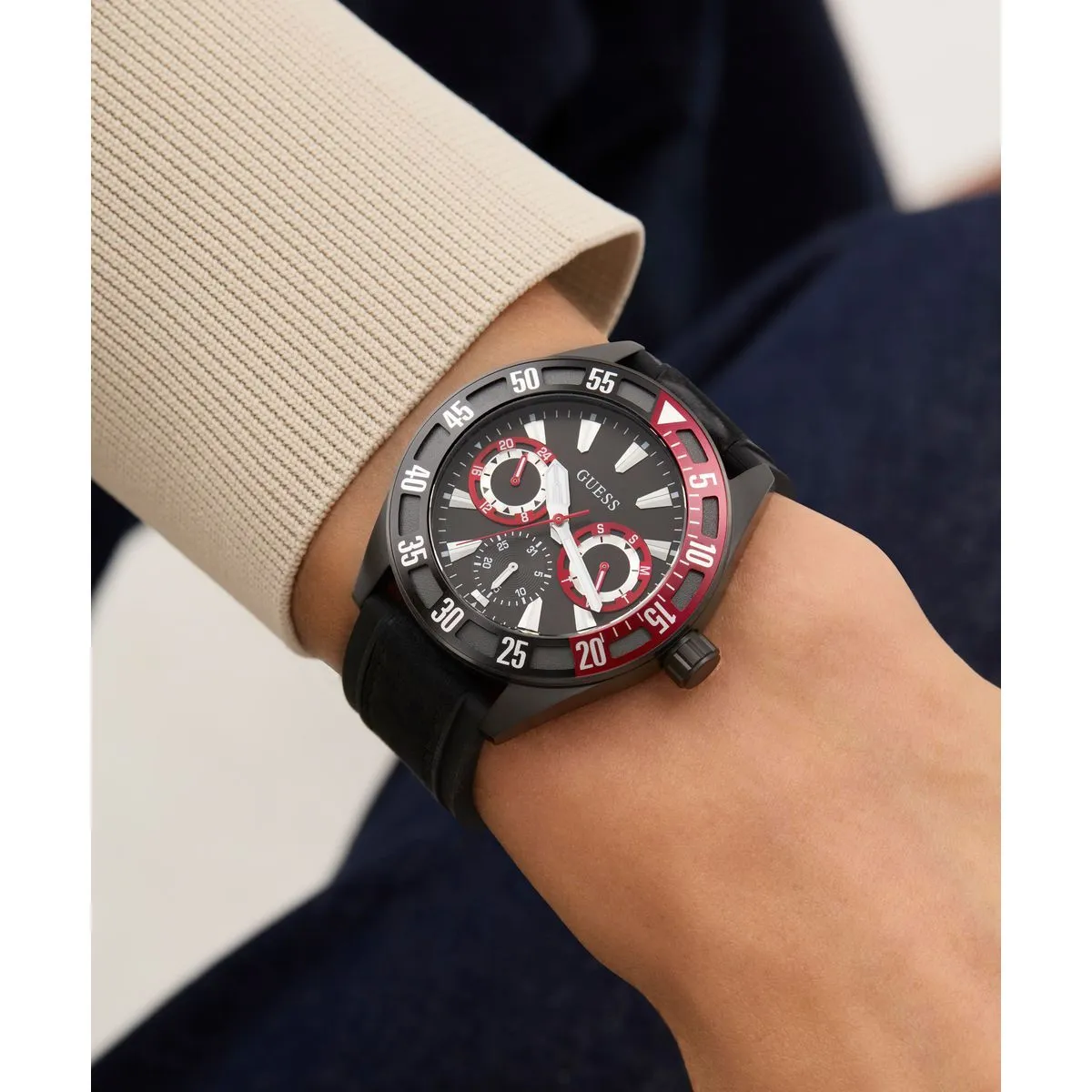 Schwarze Chronograph-Uhr mit roten Akzenten