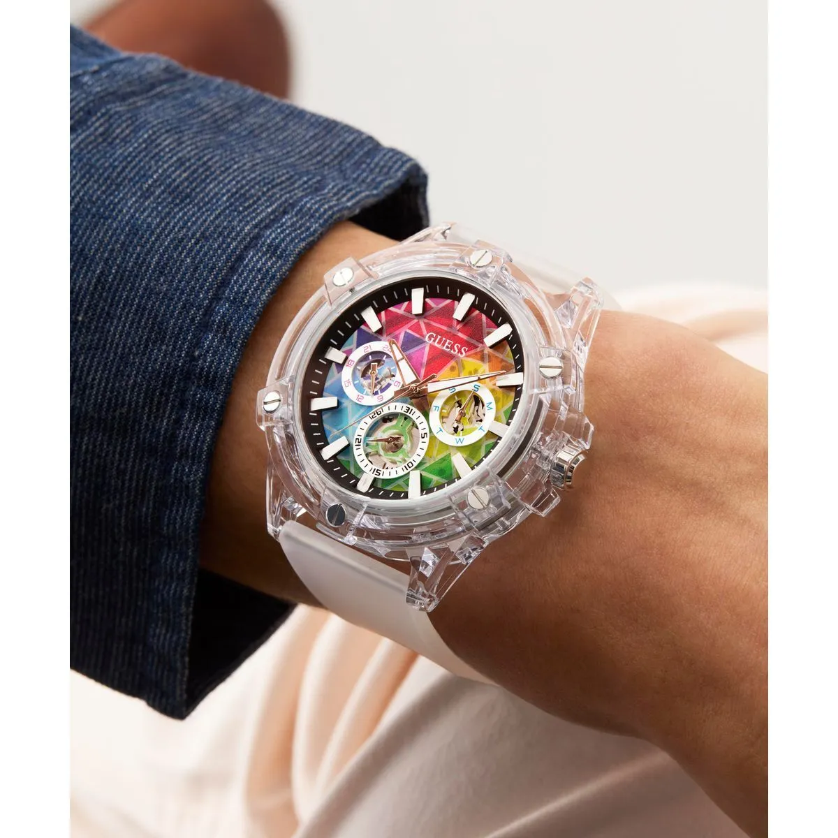 Transparente analoge Uhr mit Regenbogen-Zifferblatt