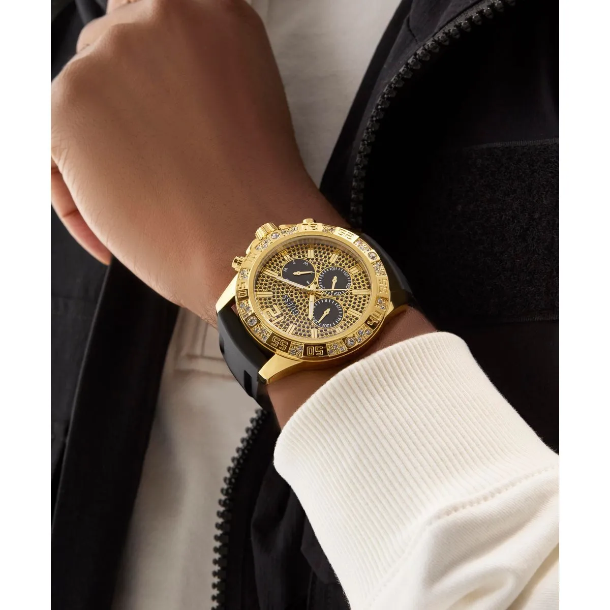 Goldfarbene Chronograph Uhr mit schwarzen Akzenten