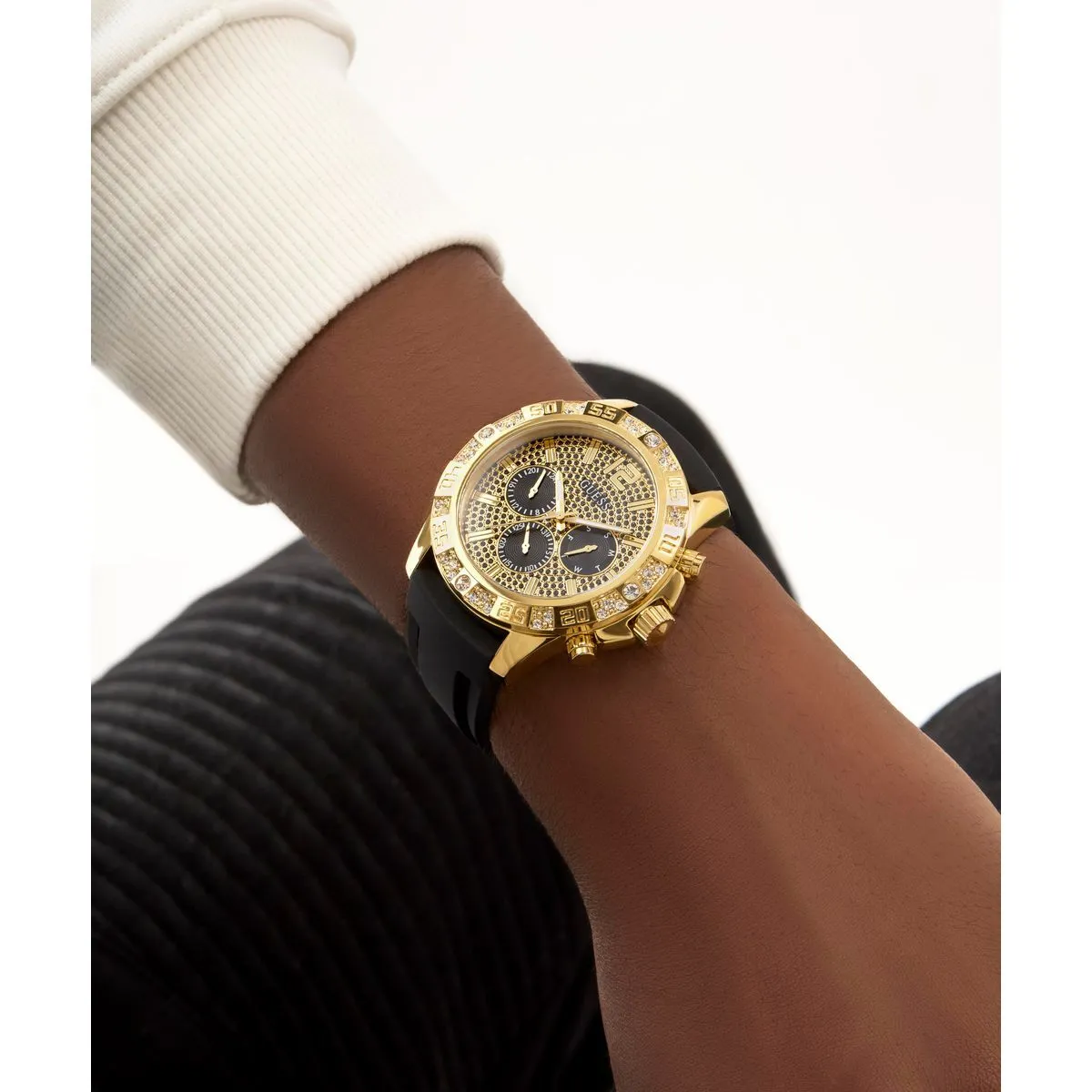 Goldfarbene Chronograph Uhr mit schwarzen Akzenten