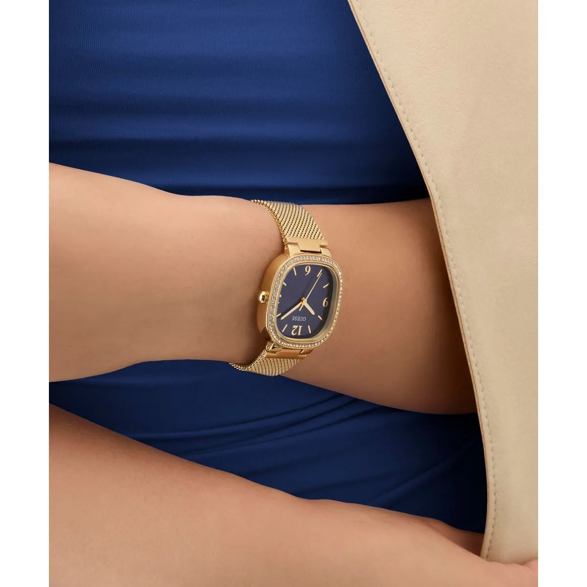 Goldfarbene Analoguhr mit Mesh-Armband