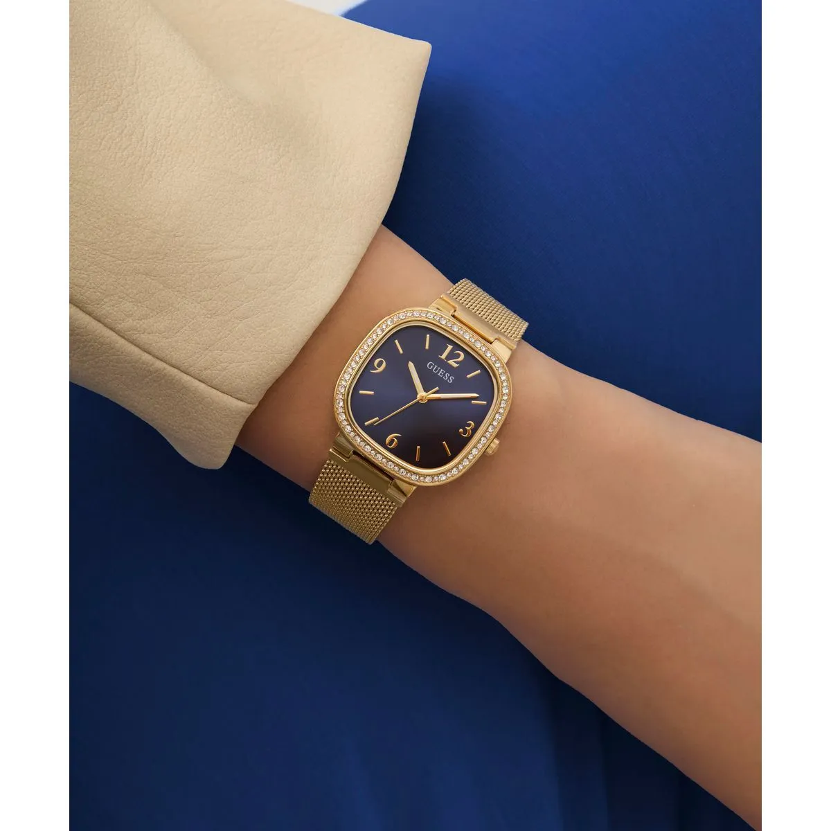Goldfarbene Analoguhr mit Mesh-Armband