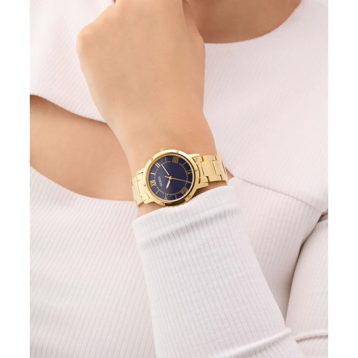 Elegante goldfarbene Uhr mit blauem Zifferblatt
