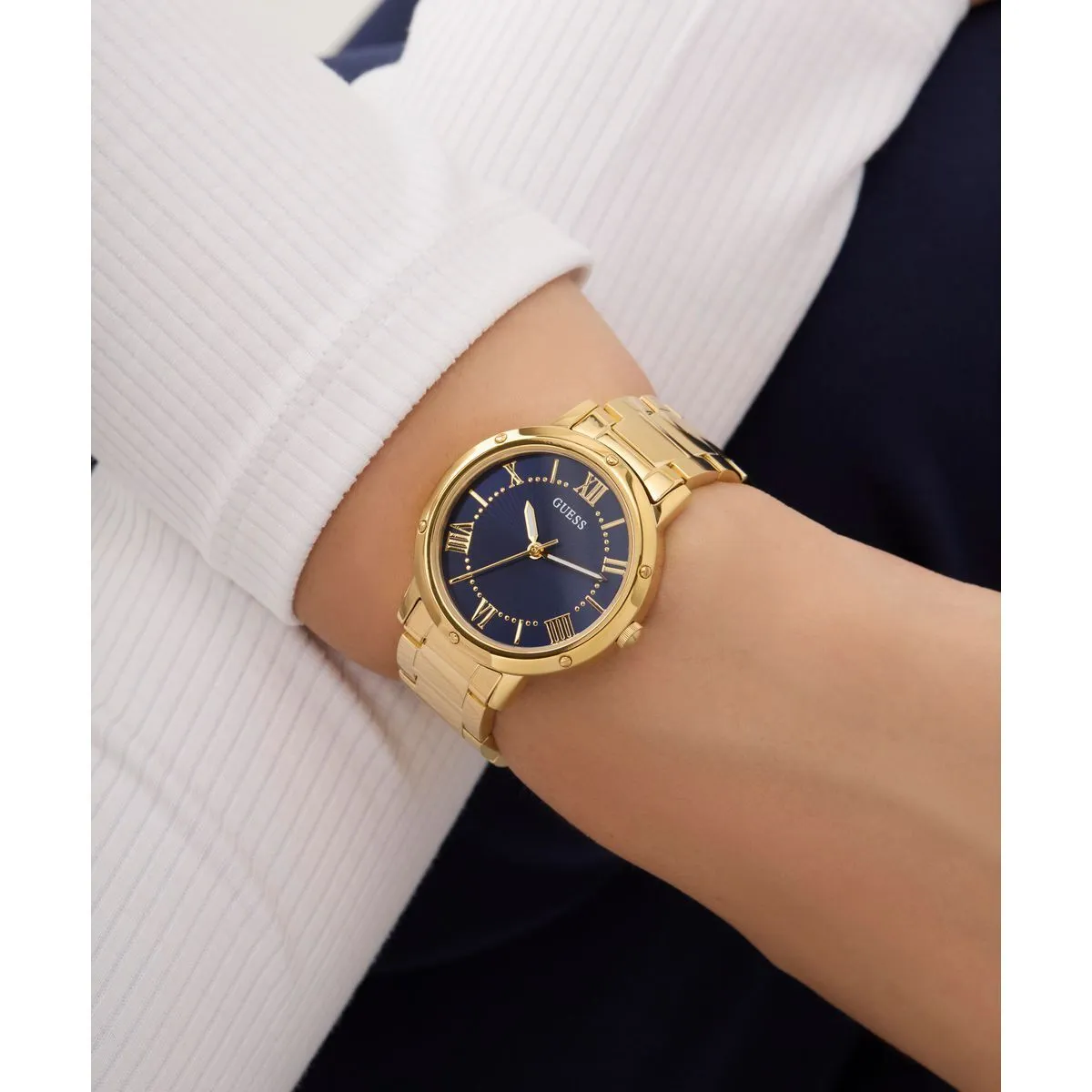 Elegante goldfarbene Uhr mit blauem Zifferblatt