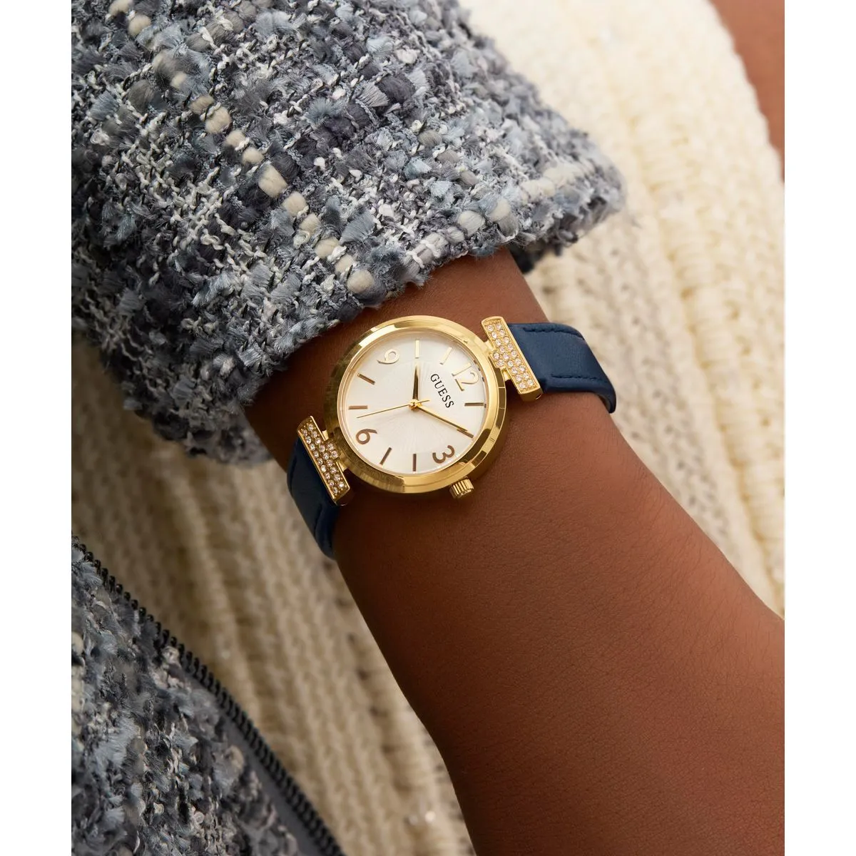 Elegante goldfarbene Uhr mit blauem Lederband