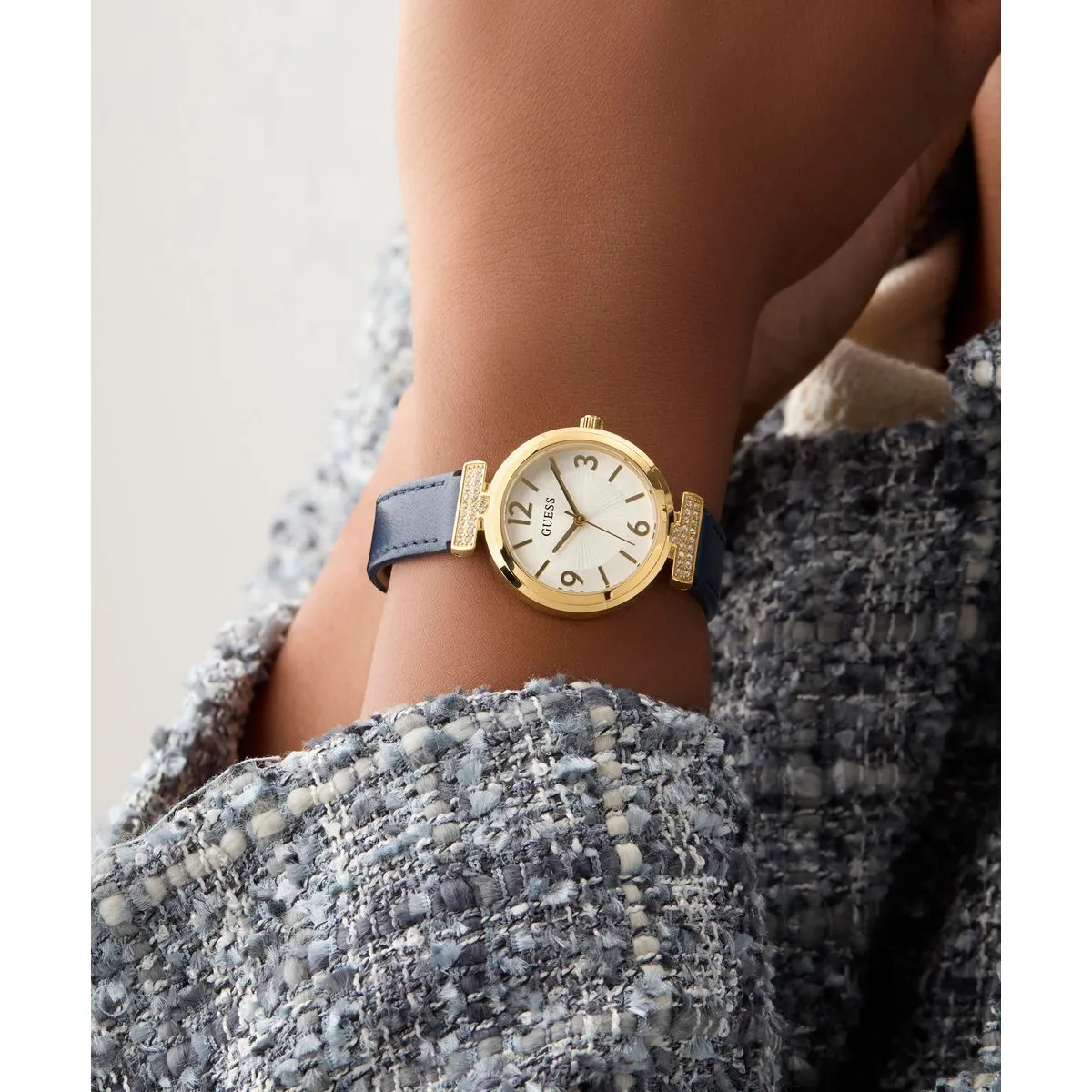 Elegante goldfarbene Uhr mit blauem Lederband
