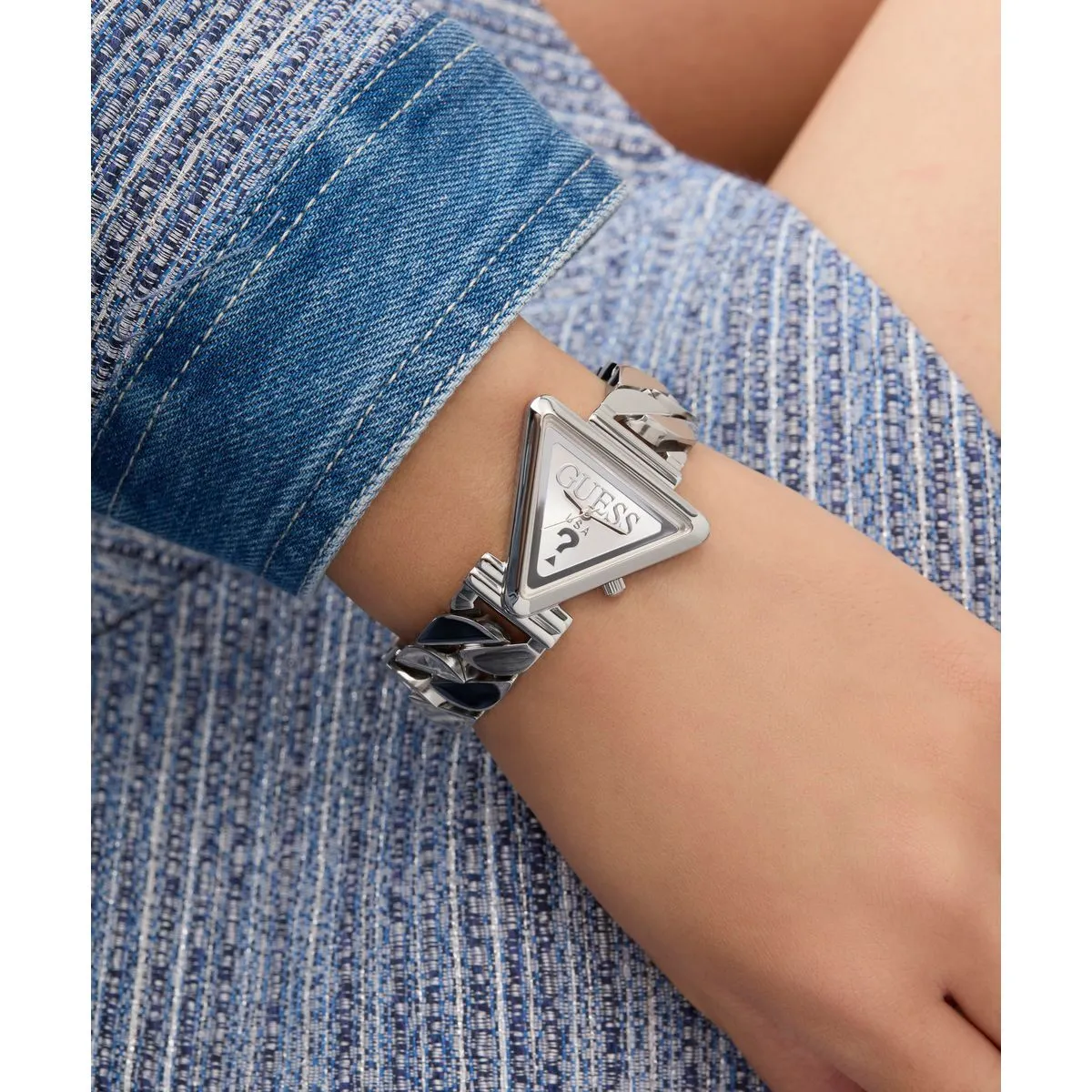 Silberfarbene Dreieck-Uhr mit Armband