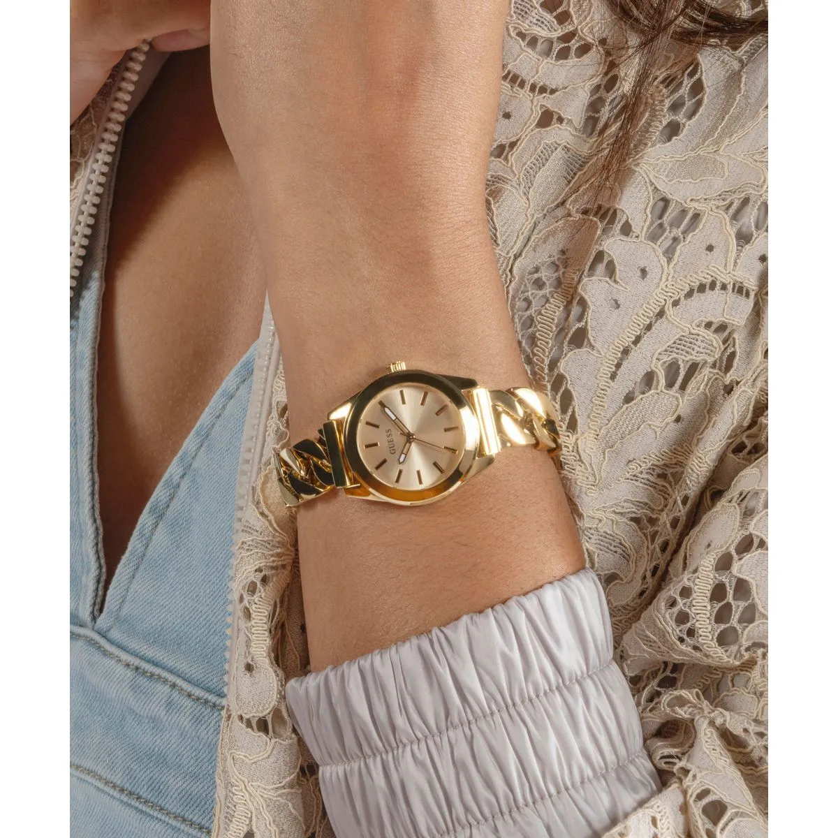 Goldfarbene Armbanduhr mit Kettengliedern