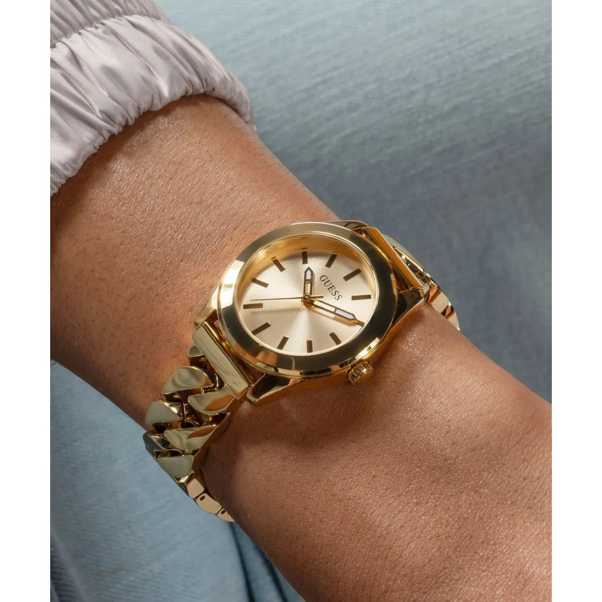Goldfarbene Armbanduhr mit Kettengliedern