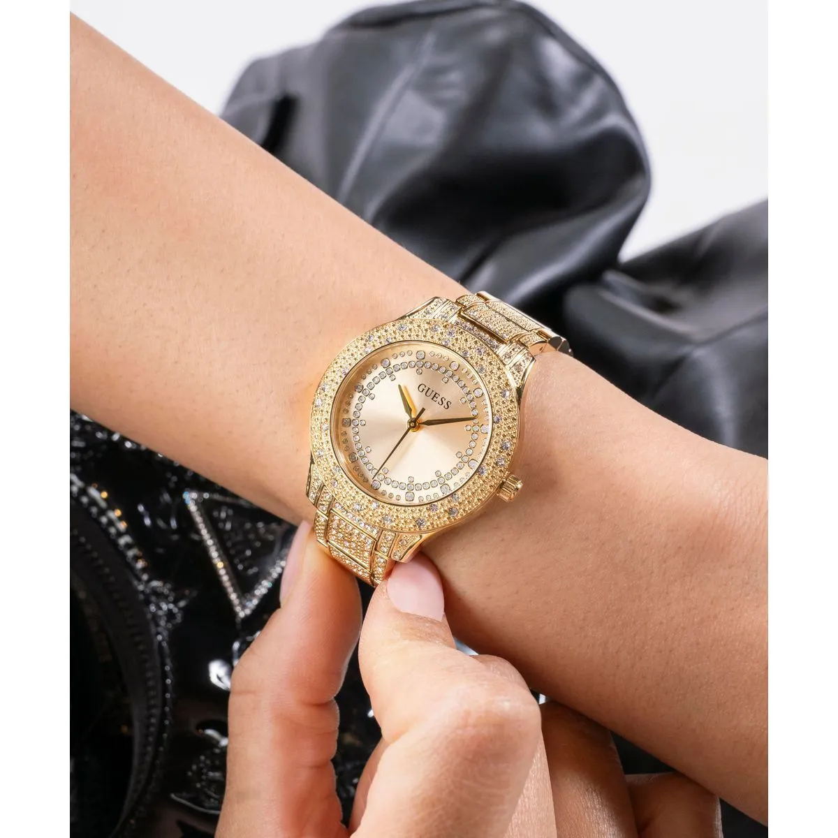 Goldfarbene Armbanduhr mit Kristallverzierung