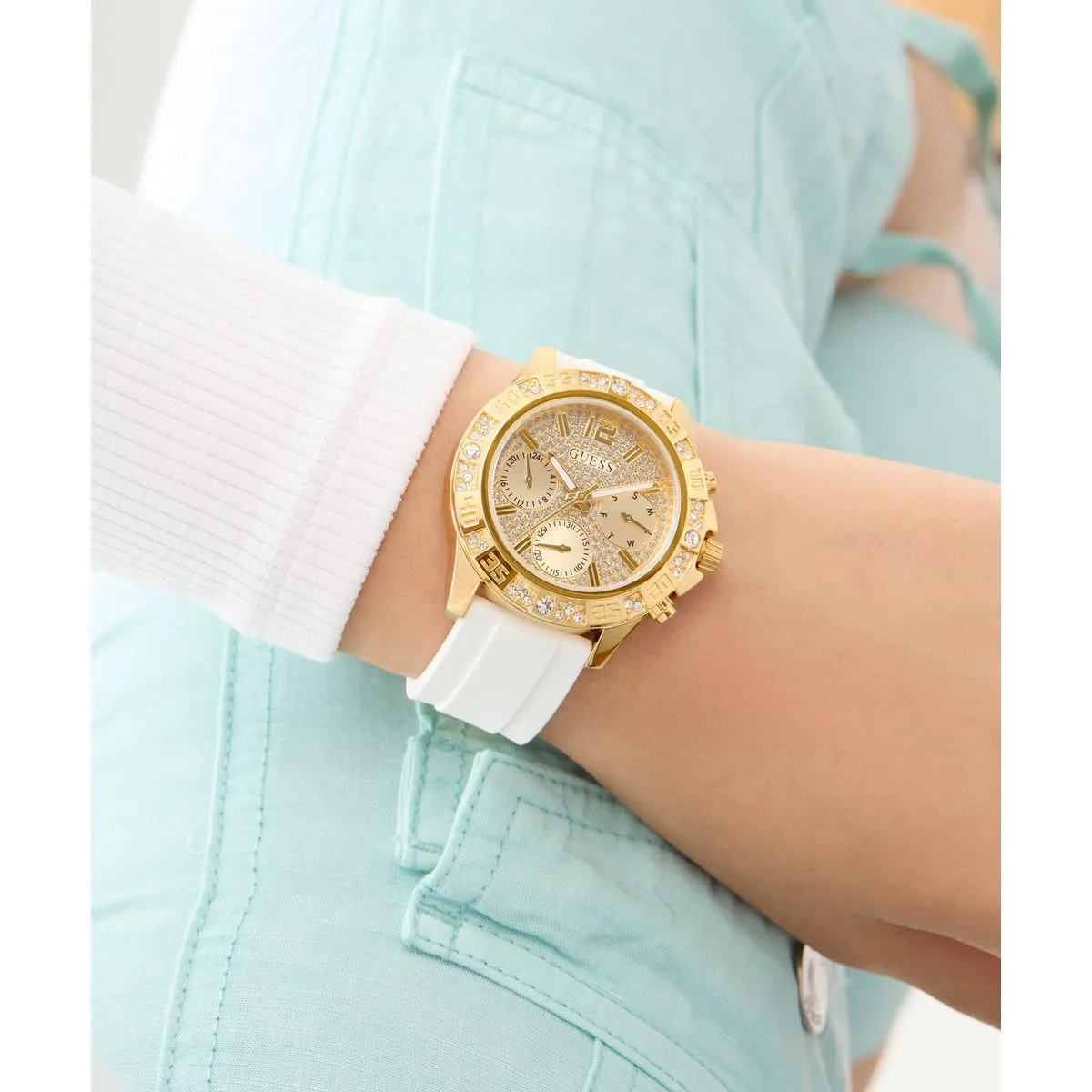 Goldfarbene Uhr mit weißem Silikonarmband