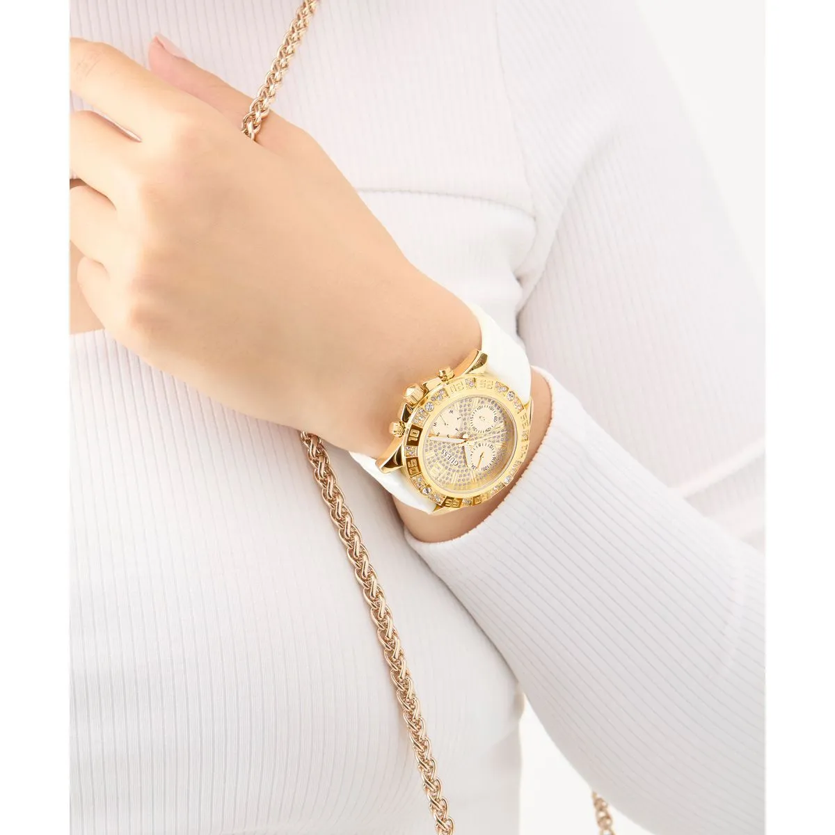 Goldfarbene Uhr mit weißem Silikonarmband