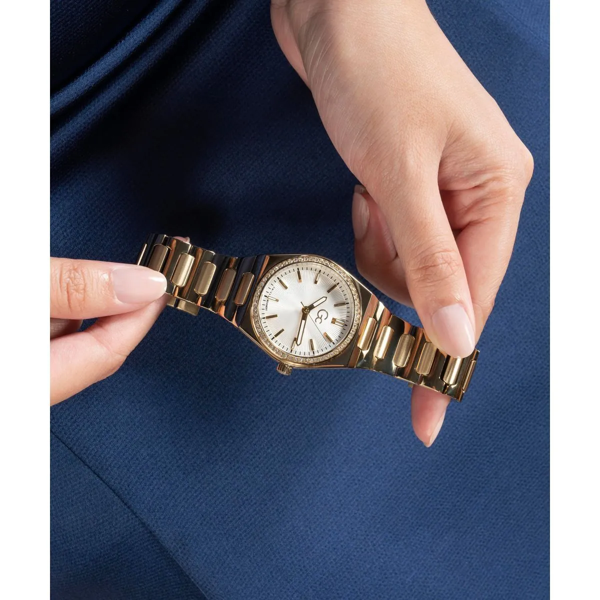 Elegante goldfarbene Uhr mit Kristallakzenten